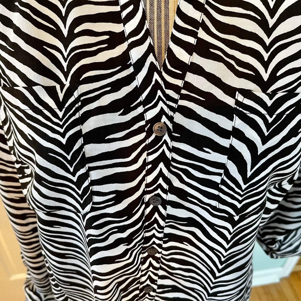 đź’•Talbots size 10 button down blouse. Black and white animal print - Picture 6 of 6